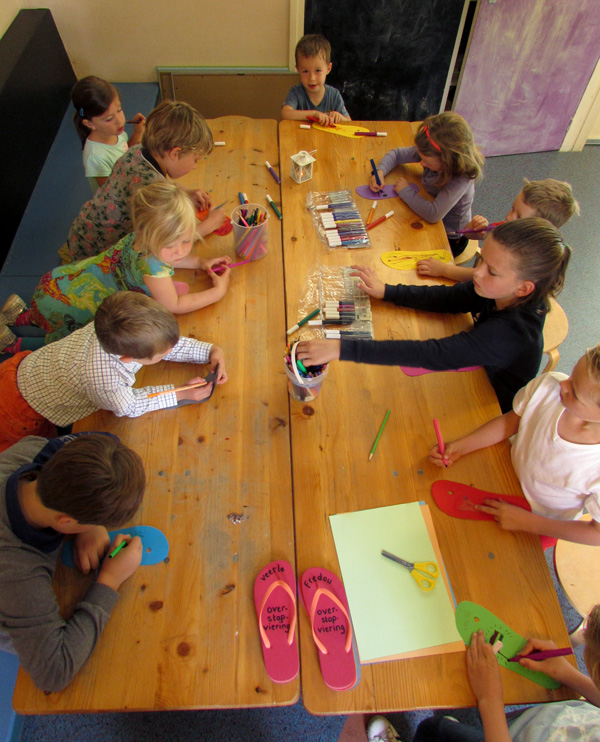 Kindernevendienst